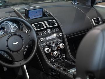 2011 Aston Martin DBS — миниатюра 11