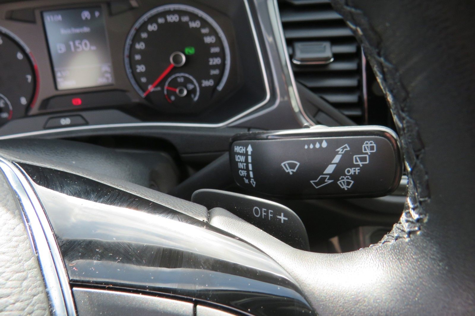 Fahrzeugabbildung Volkswagen T-Roc SPORT/R-LINE ACC KAMERA SITZH. 18`NAVI 1H