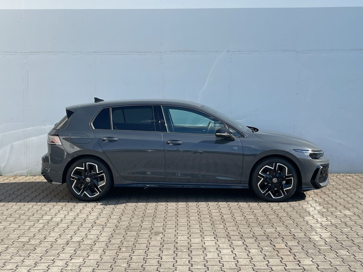 Golf VIII 1.5 eTSI DSG R-Line Kamera/Matrix/AHK/