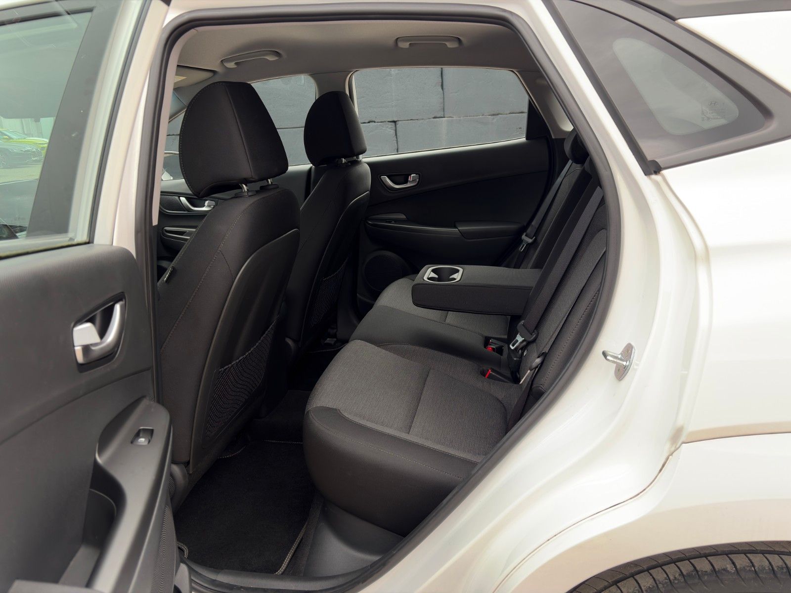 Fahrzeugabbildung Hyundai KONA E Select SHZ LHZ ACC PDC LFA LKA CAM CarPl.