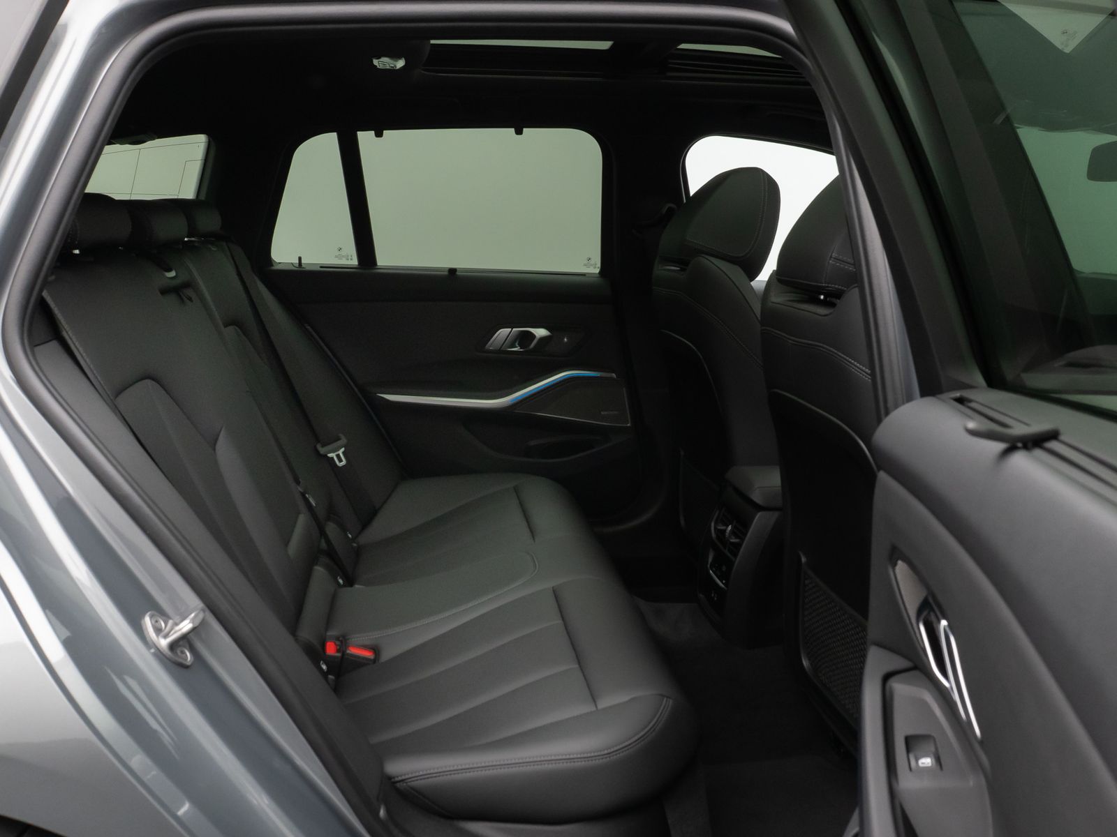 Fahrzeugabbildung BMW 330i  M Sport Panorama 360° HUD DAB H/K 19Zoll