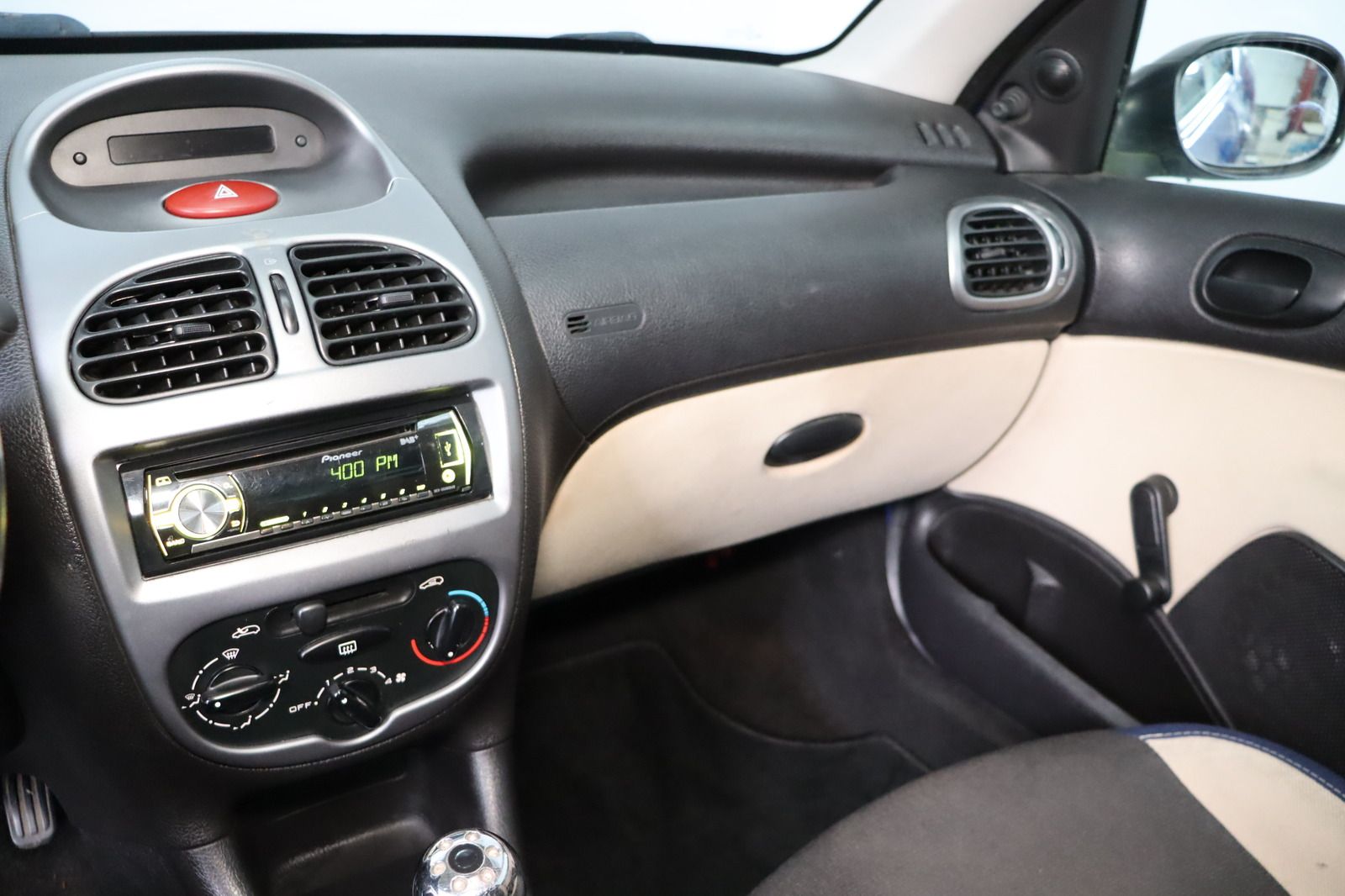 Fahrzeugabbildung Peugeot 206 1.1 Filou 60 HU/AU 01.27