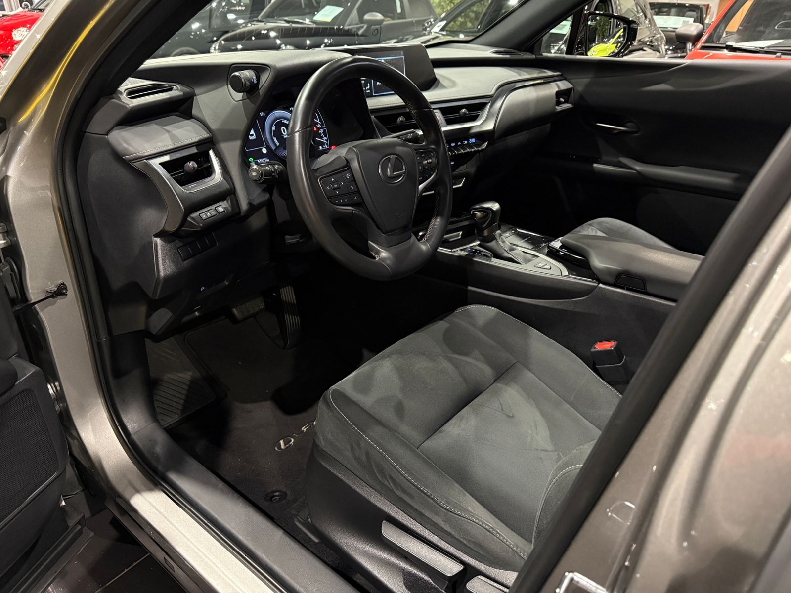 Fahrzeugabbildung Lexus UX 250 h RFK LED ALU 18"