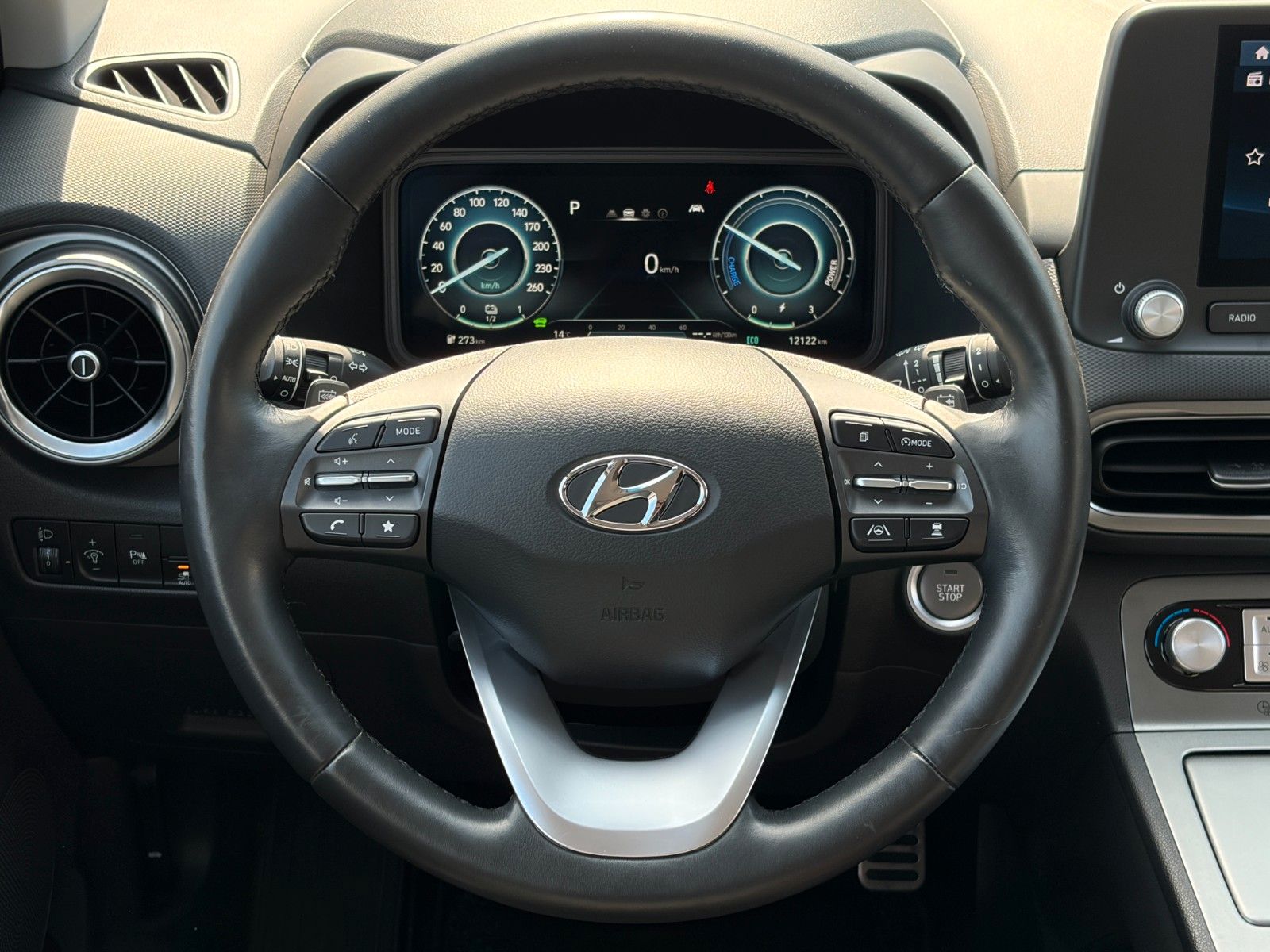 Fahrzeugabbildung Hyundai KONA E Select SHZ LHZ ACC Navi CarPlay PDC LKA