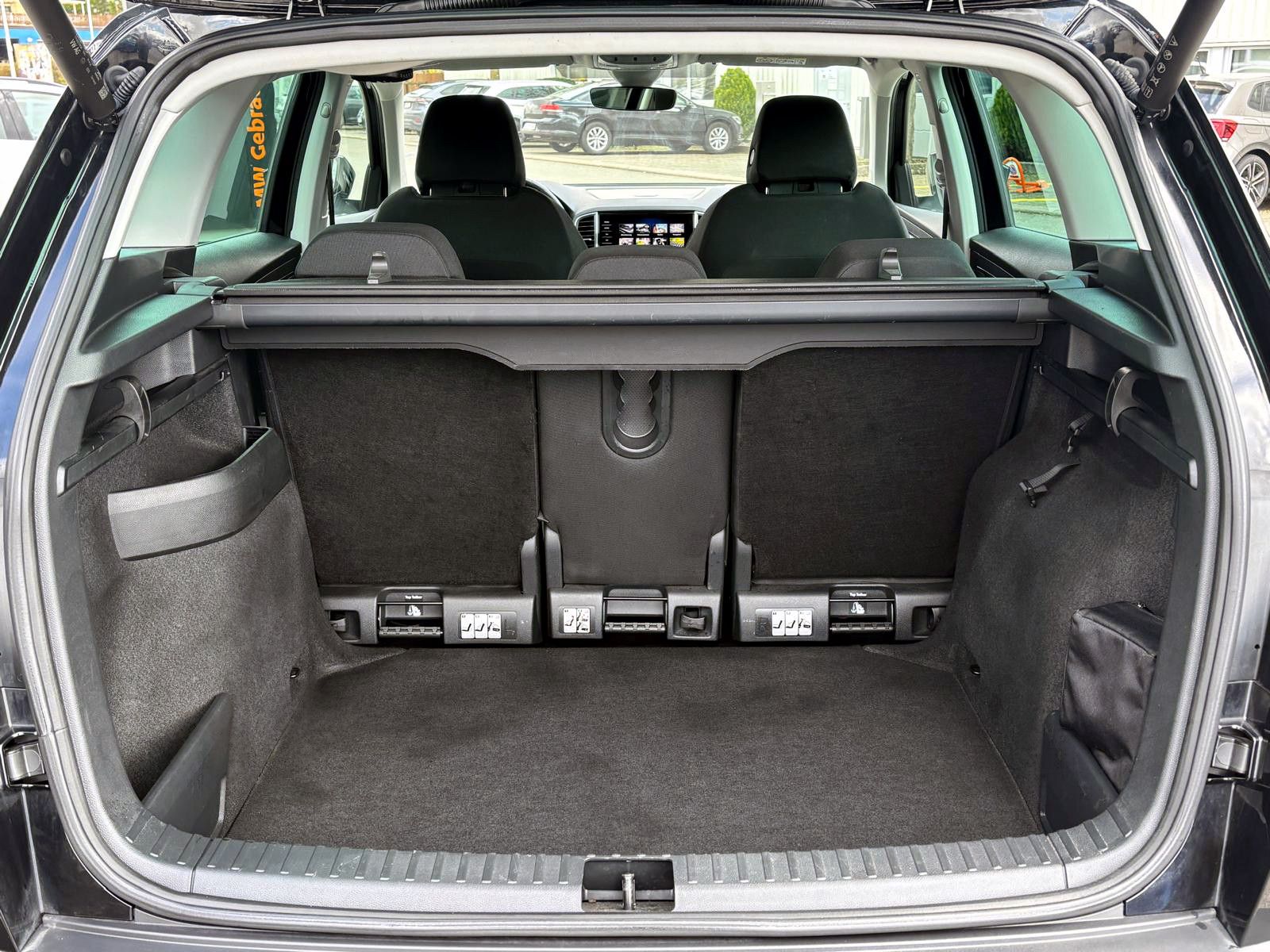 Fahrzeugabbildung SKODA Karoq 2.0TDI DSG 4x4 CLEVER LED ACC KAM AHK SHZ