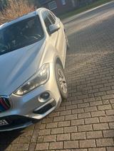 BMW X1 25 i Advantage - BMW 1er Reihe mit Benzin-Antrieb: Geländewagen