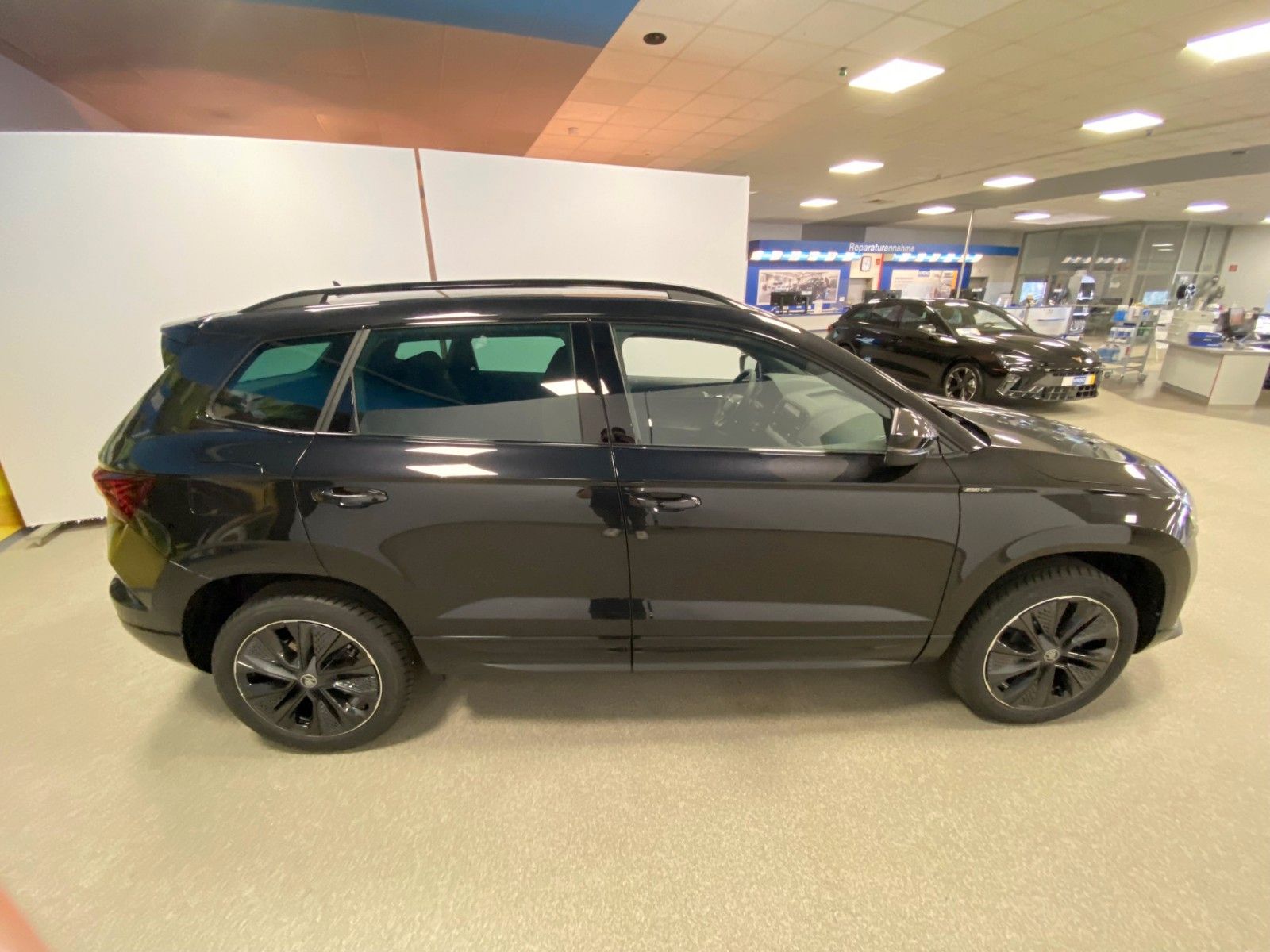 Fahrzeugabbildung SKODA Karoq 1.5l TSI DSG Sportline+NAVI+MATRIX+AHK+18"