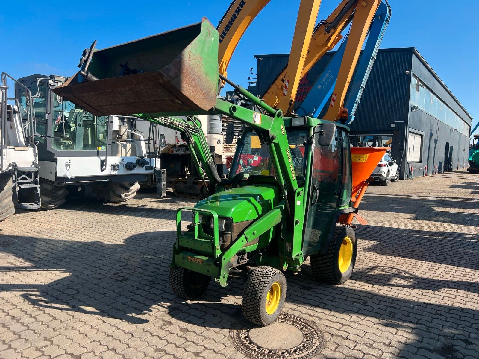 Fahrzeugabbildung John Deere 4010 / Allrad / Frontlader / Salzstreuer /