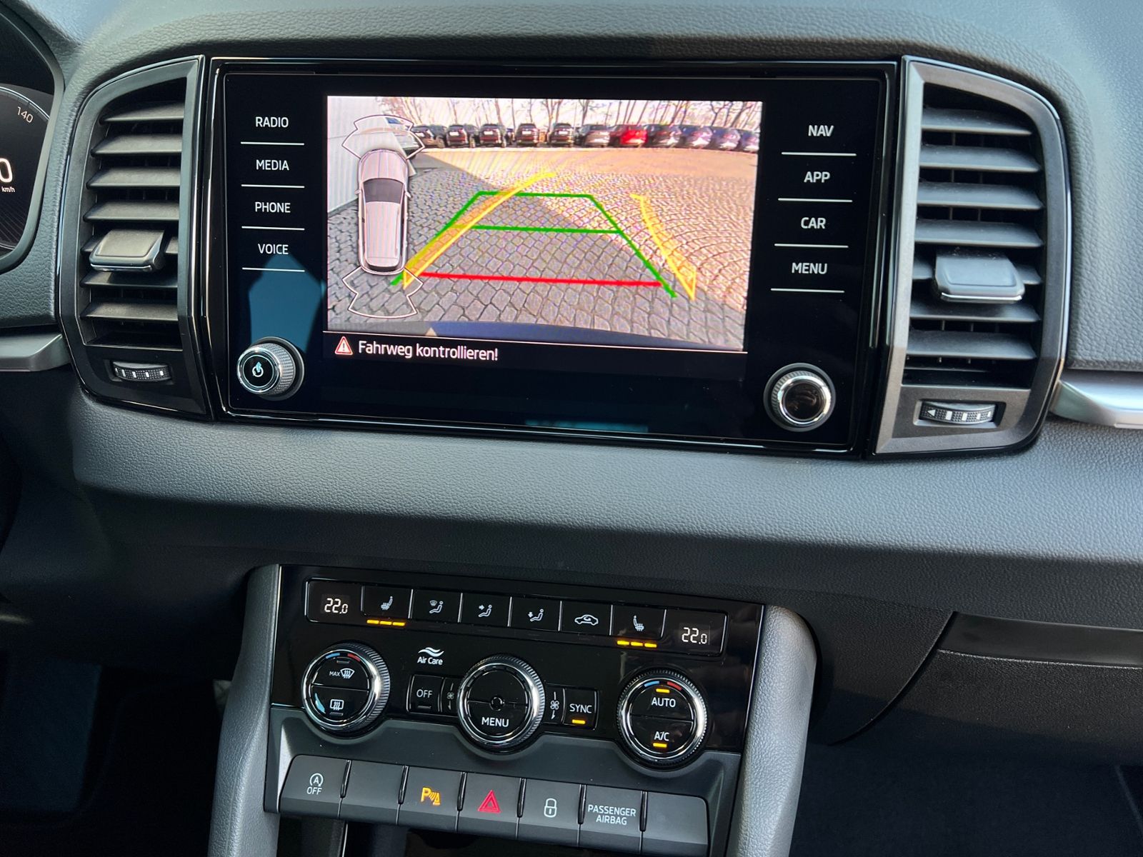 Fahrzeugabbildung SKODA Karoq Tour 1.5 TSI DSG *AHK, 17" LM-Felge, Navi,