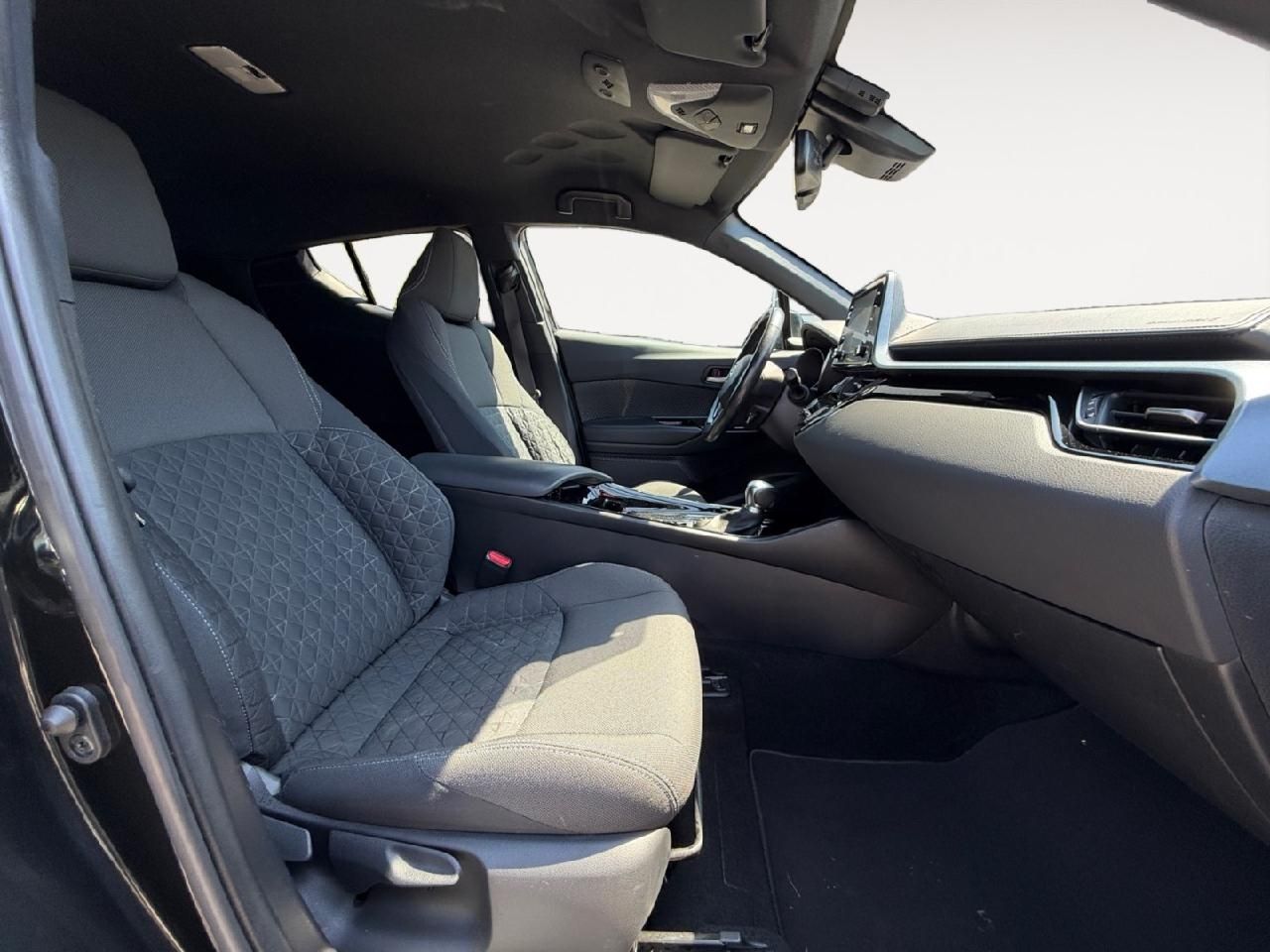 Fahrzeugabbildung Toyota C-HR Hybrid Team D