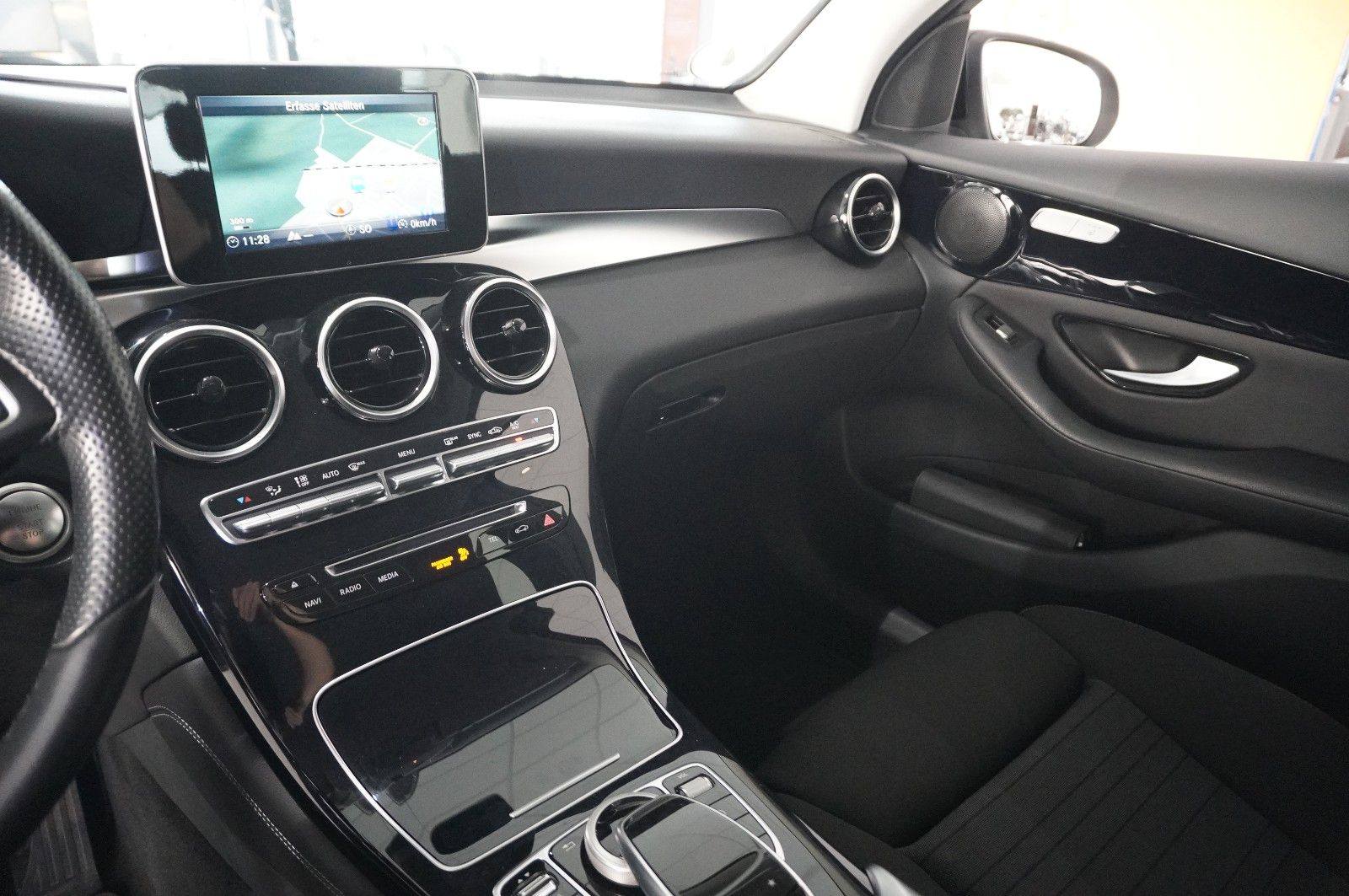 Fahrzeugabbildung Mercedes-Benz GLC 220D EXCLUSIVE 4-MATIC NAVI/LED/SHZ/TEMP/AHK