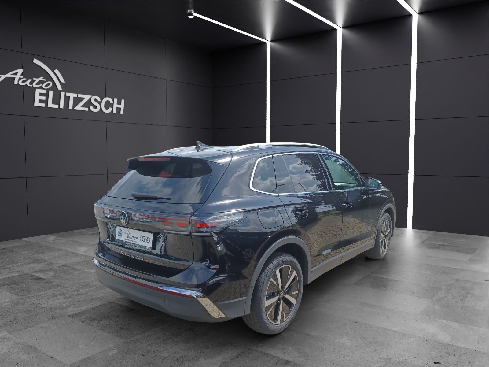 Fahrzeugabbildung Volkswagen Tiguan TDI Elegance IQ.Light Navi ACC AHK STHZ 4