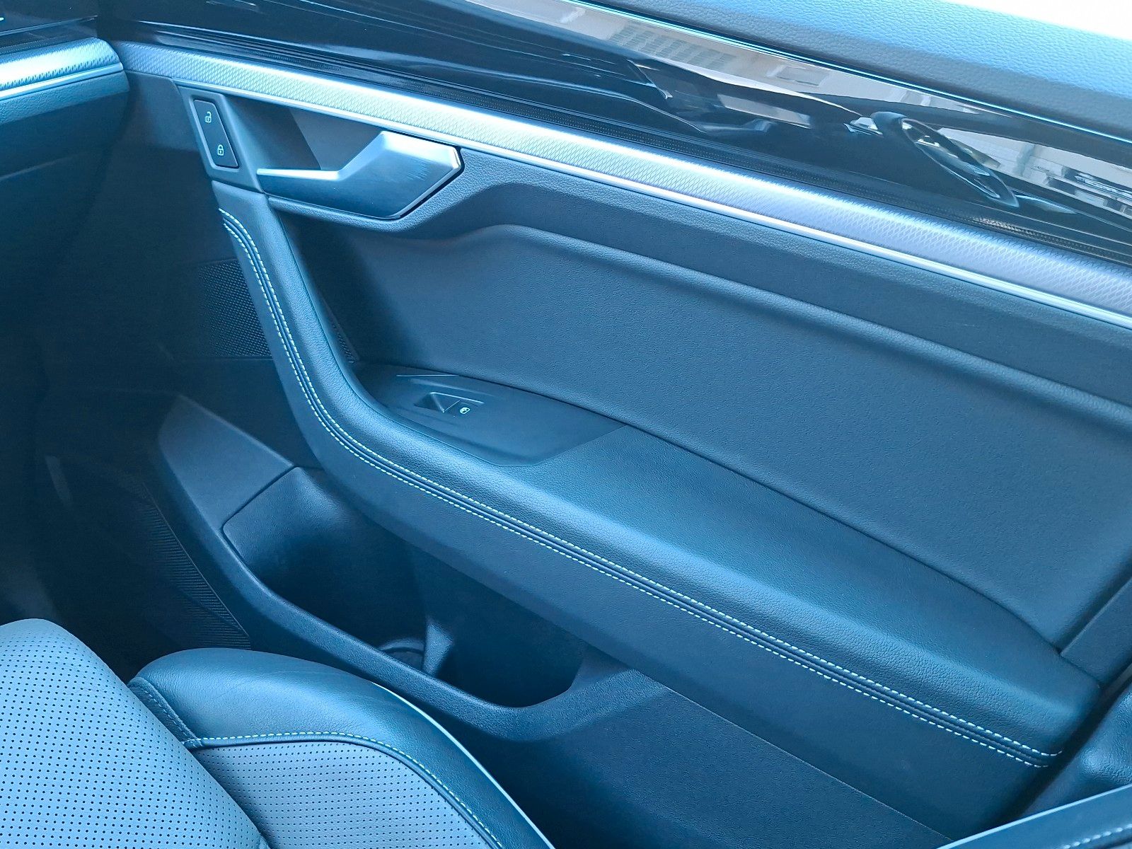Fahrzeugabbildung Volkswagen DSG*R-Line*4Motion*Vico*SHZ*Leder*AHK*