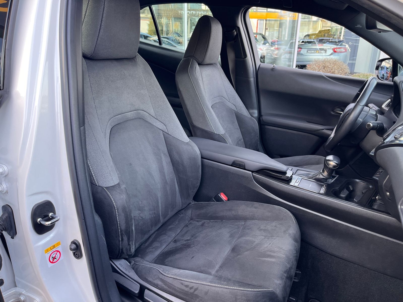 Fahrzeugabbildung Lexus UX 250 h Launch Edition LED NAV SHZ RFK