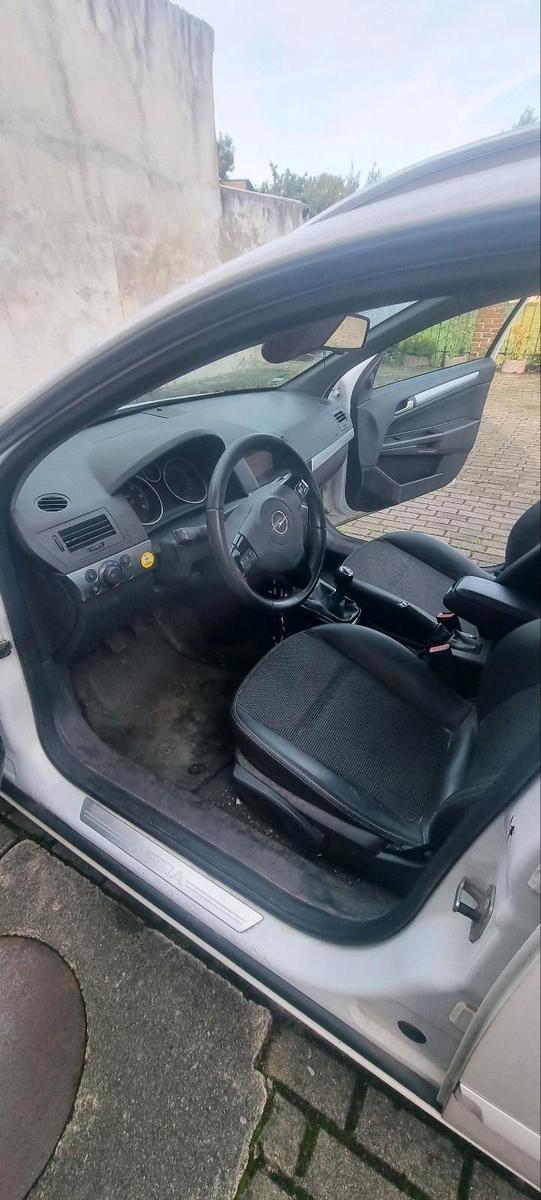Opel Astra 2009 — photo 14