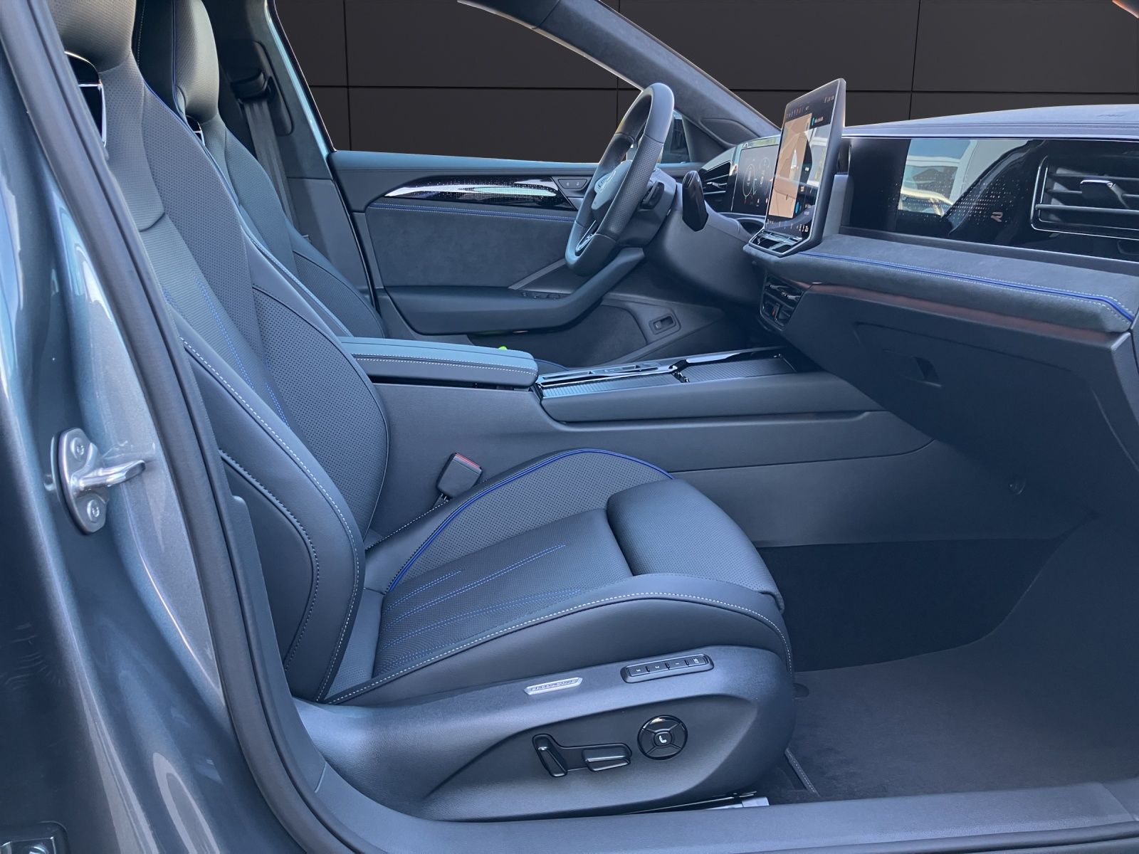 Fahrzeugabbildung Volkswagen Passat Variant TDI R-Line DSG Matrix 4M Navi AHZ