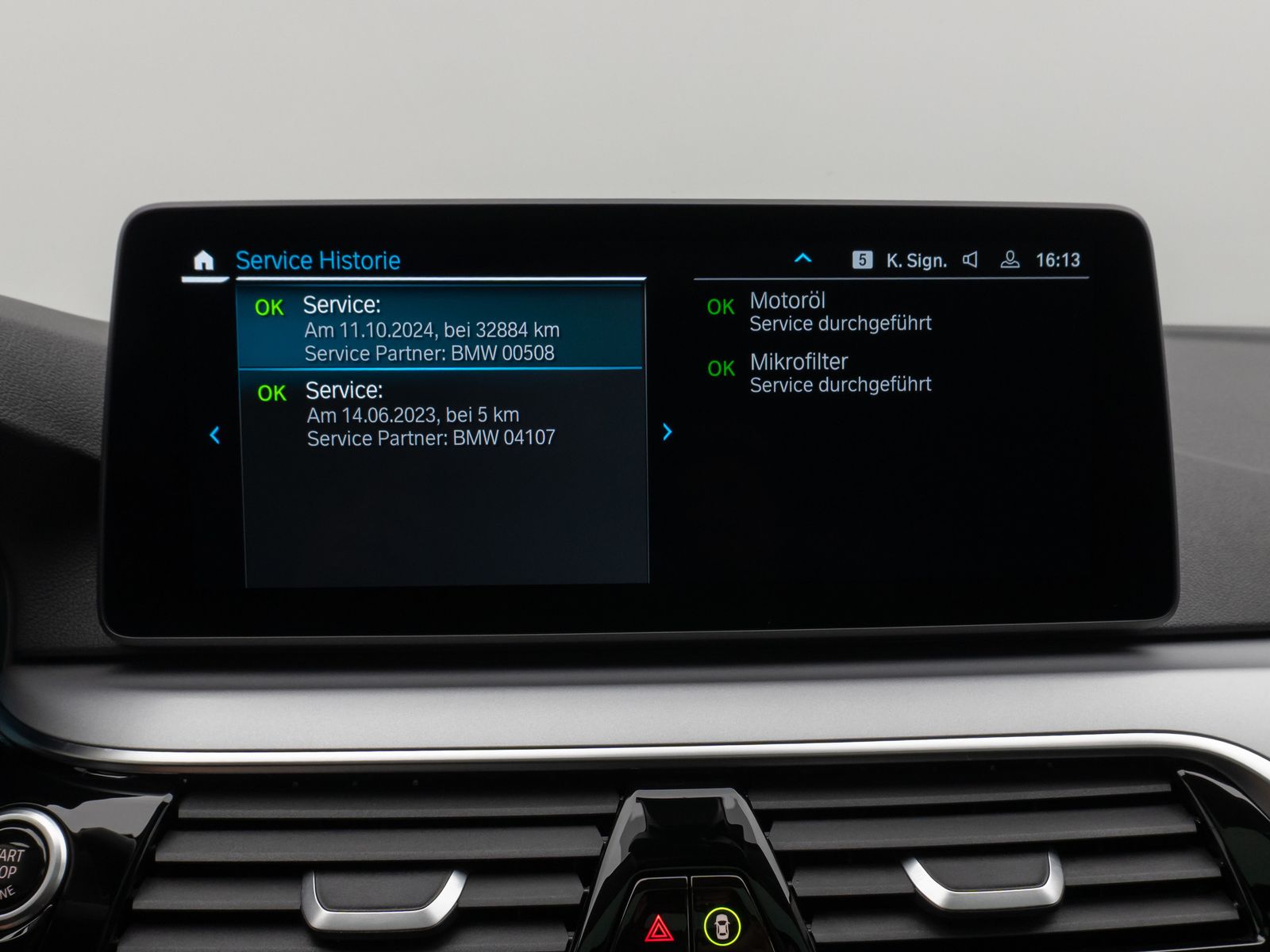 Fahrzeugabbildung BMW 530e Panorama DAB HiFi CockPitPro Alarm PDC LED