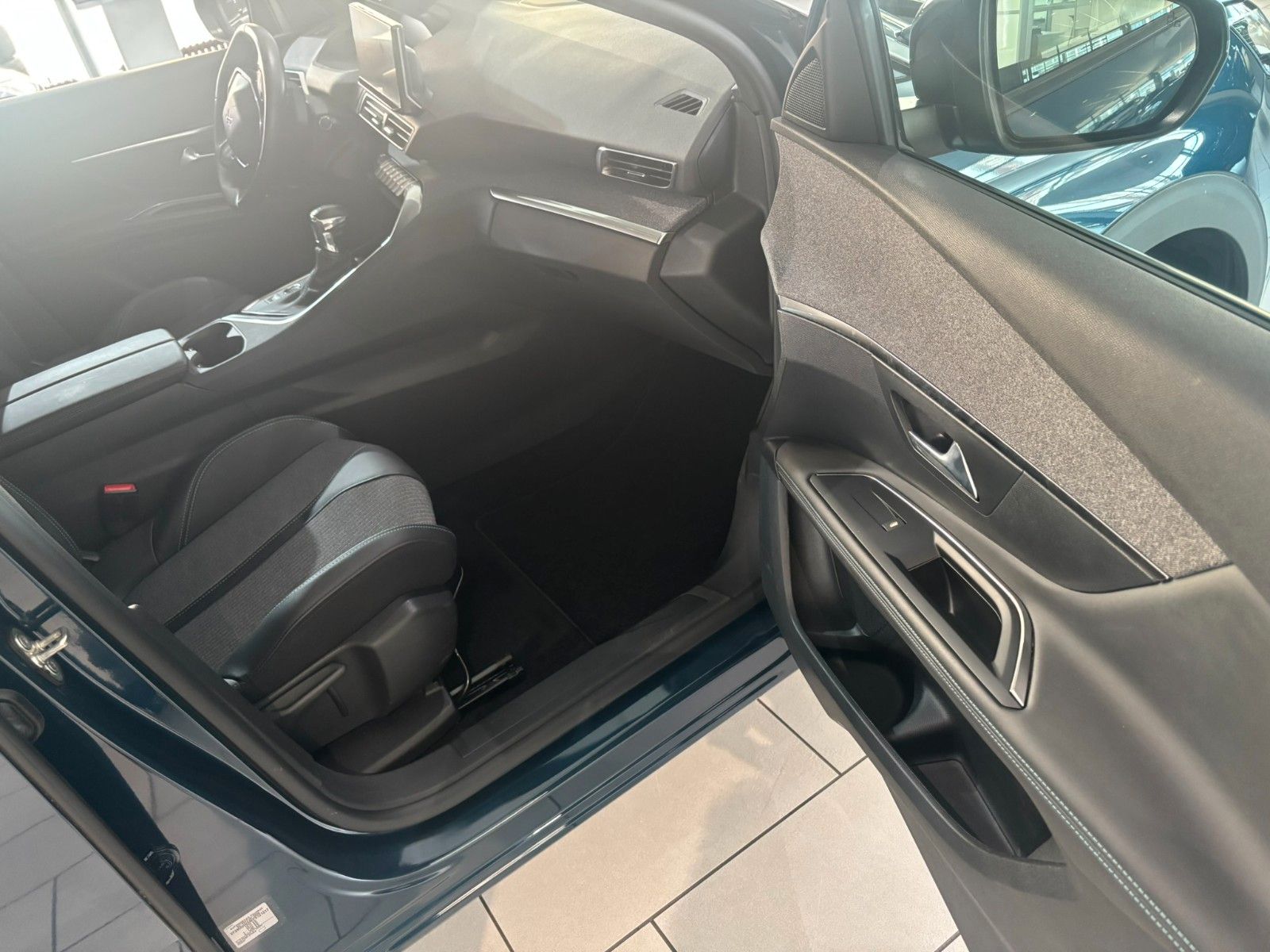 Fahrzeugabbildung Peugeot 3008 1.2T ALLURE PACK NAVI/LED/SPORT/VIRT/PDC