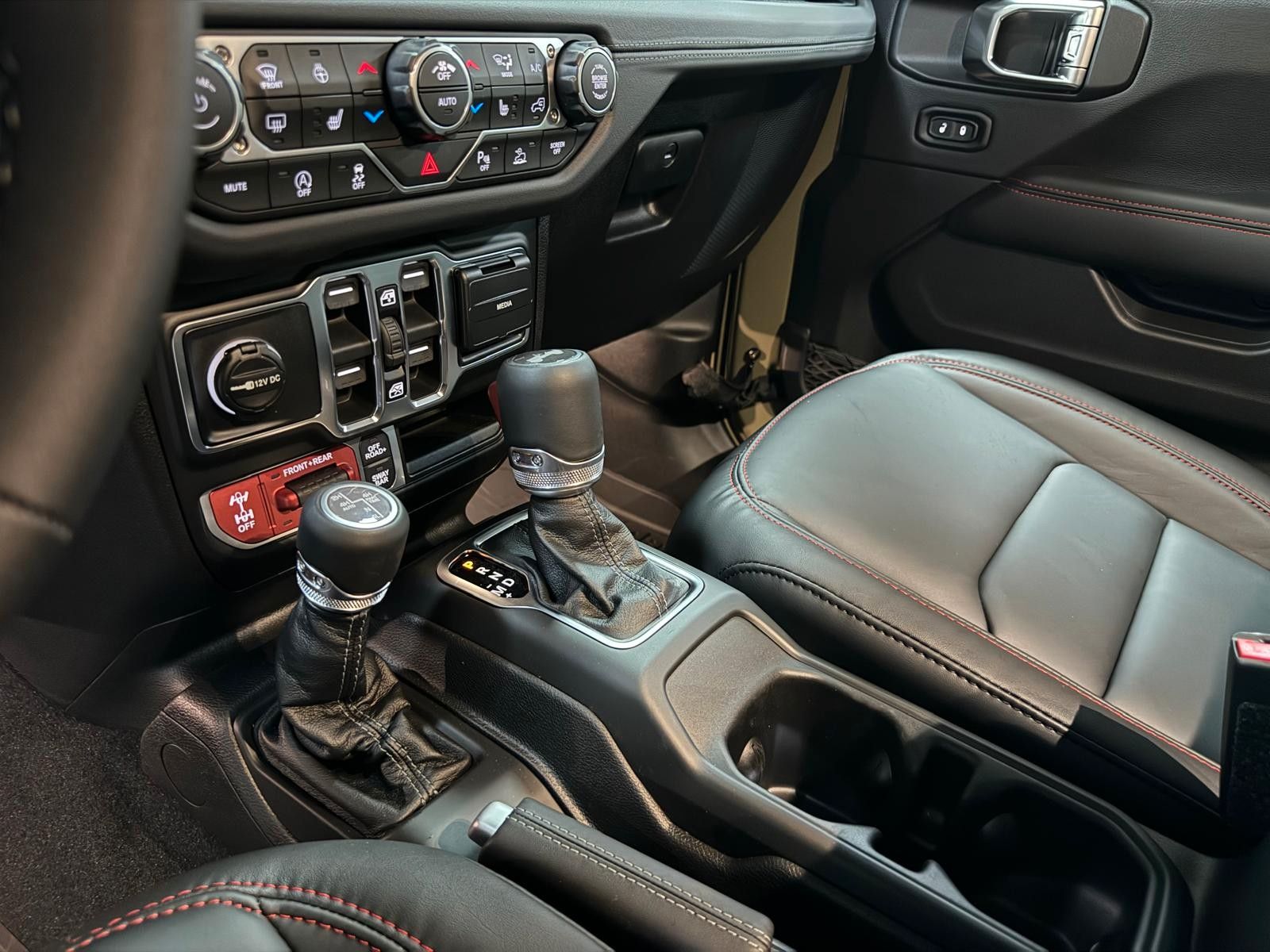 Fahrzeugabbildung Jeep RUBICON X 3.6L-V6-CAM-HARDTOP-35"