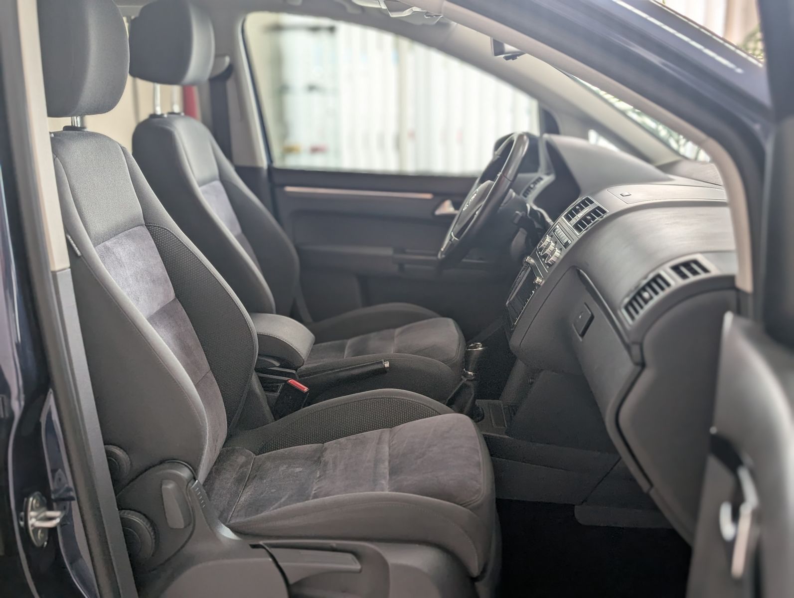 Fahrzeugabbildung Volkswagen Touran 2.0 TDI Highline PANO AHK PDC APP XENON