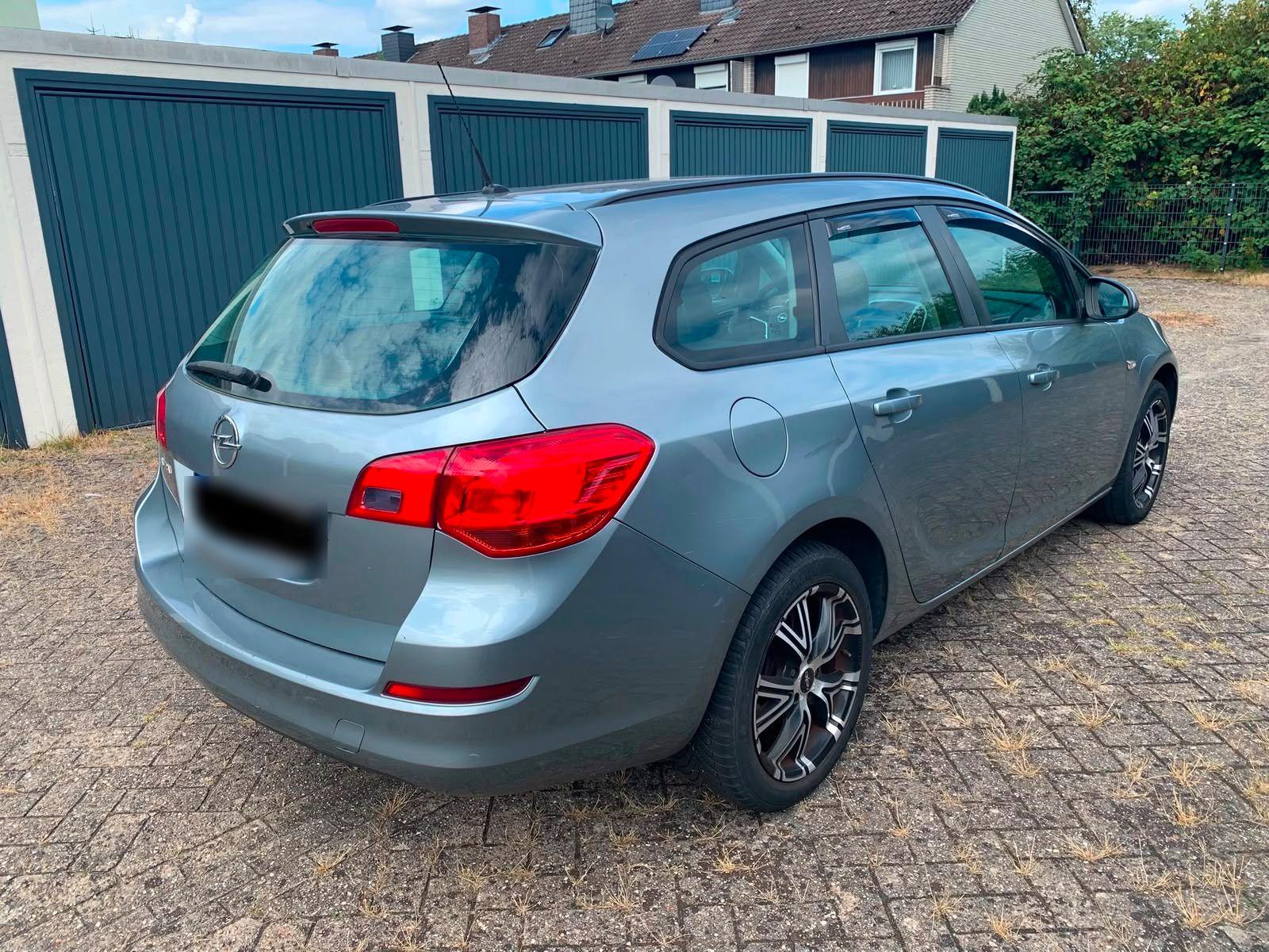 Opel Astra 2011 — photo 6