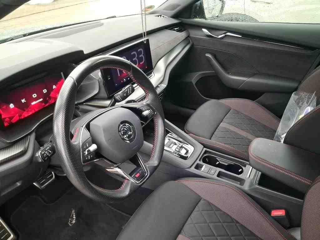 Fahrzeugabbildung SKODA Octavia Combi TDI RS DSG Standhzg. Matrix AHK Na