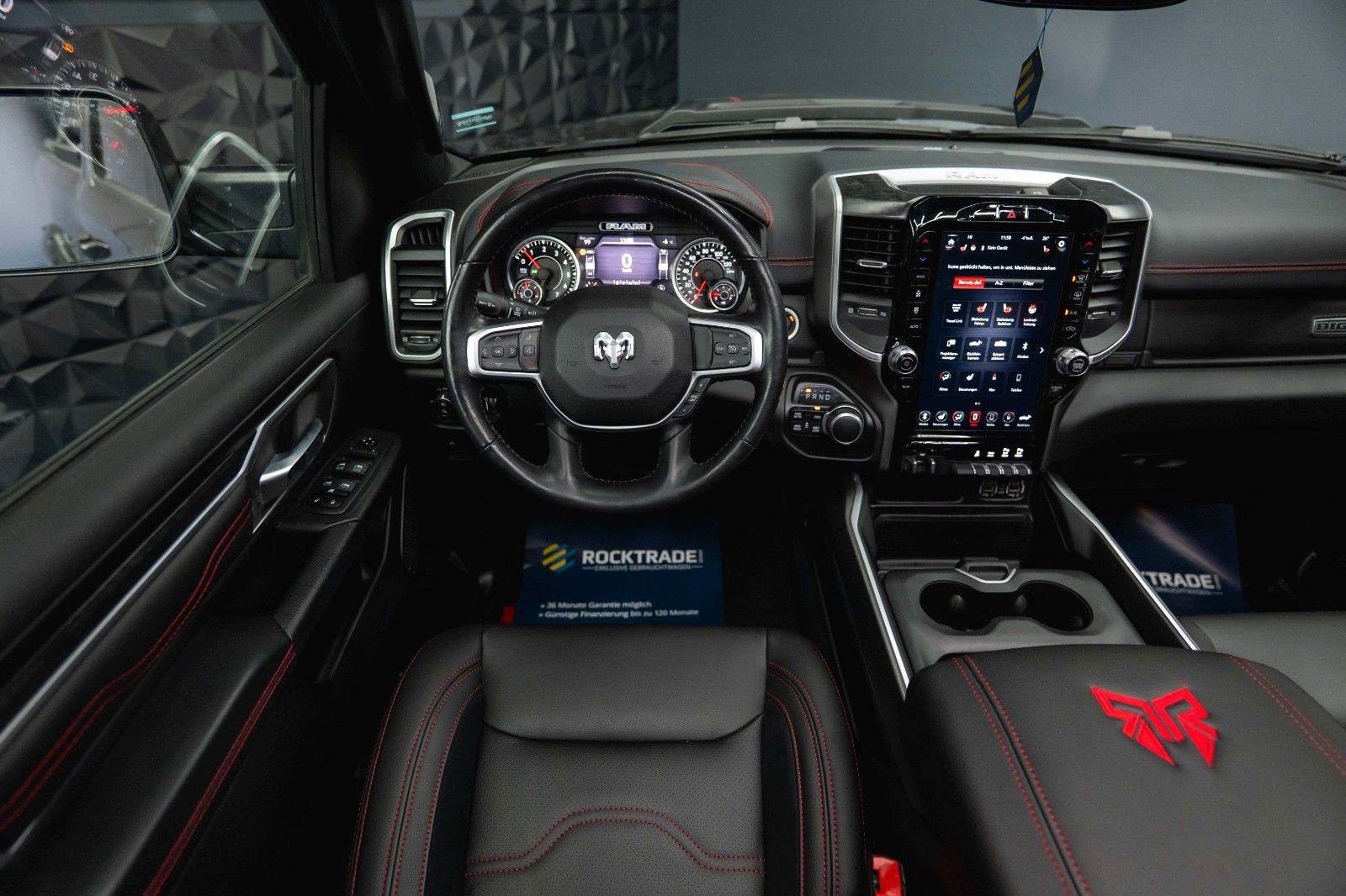 Fahrzeugabbildung Dodge RAM 5.7 V8 HEMI 4x4 OFFROAD Night-Edition *Pano*