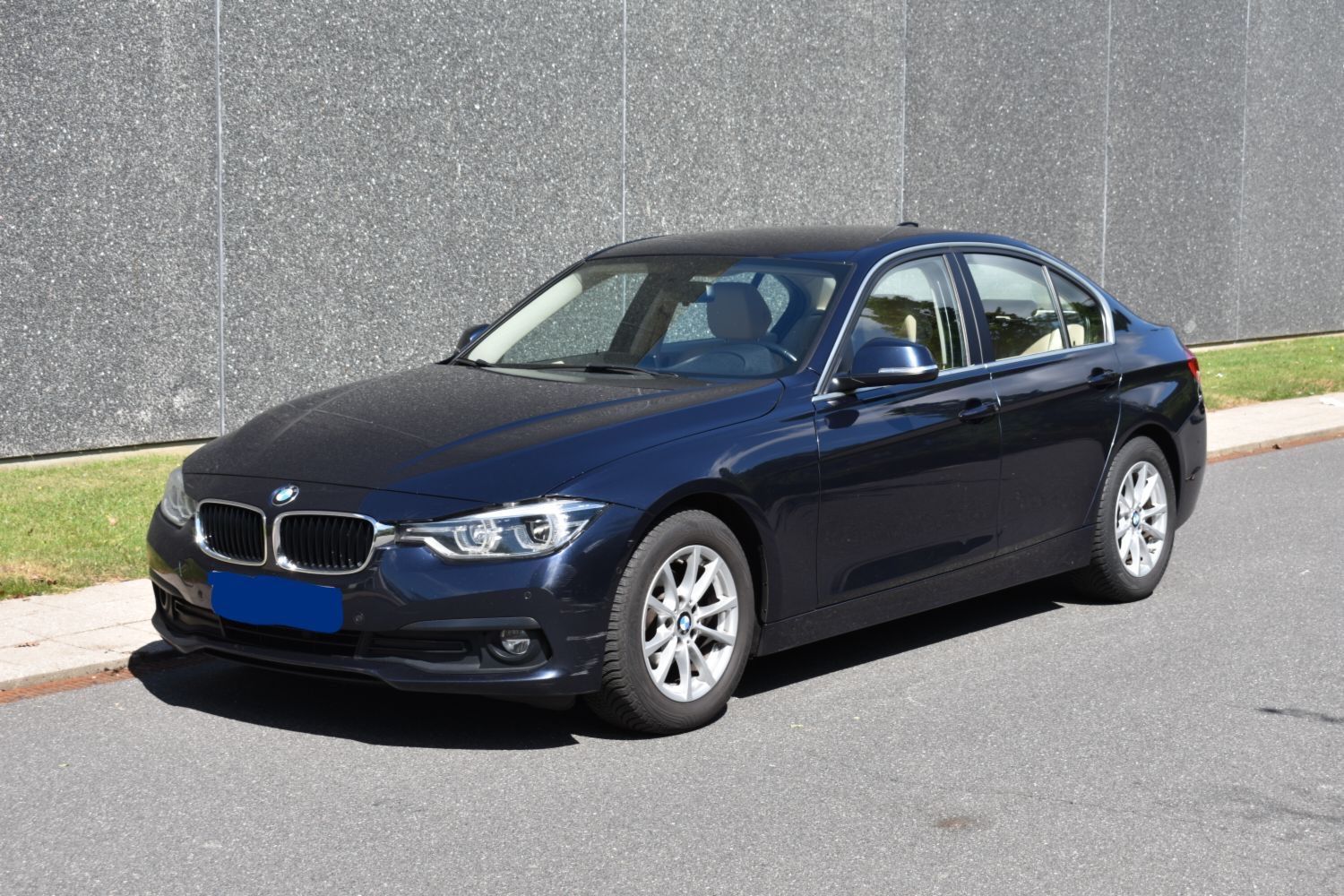 BMW 320d Advantage LIM./NAVI/R-CAM/SHZ/LEDER/H&amp;K/EU6