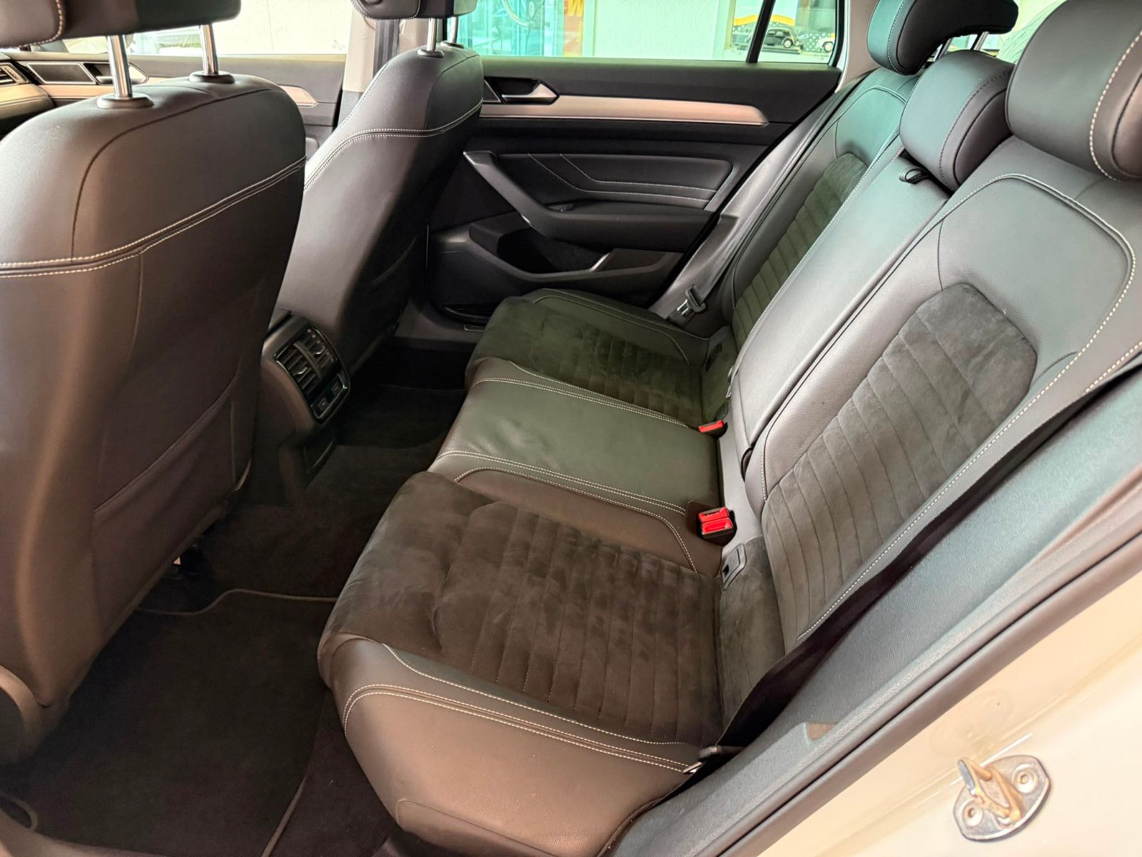 Fahrzeugabbildung Volkswagen Passat Variant Elegance / AHK / GEPFLEGT /