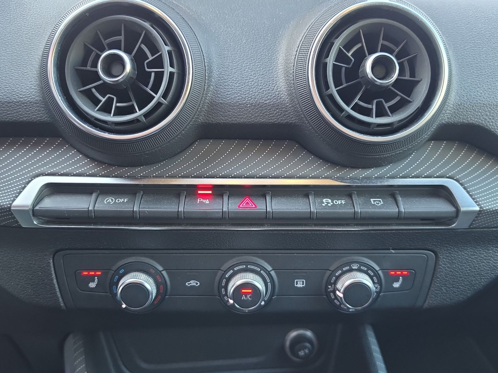 Fahrzeugabbildung Audi Q2 35 TFSI SPORT S-LINE NAVI LED PDC SHZ LEDER