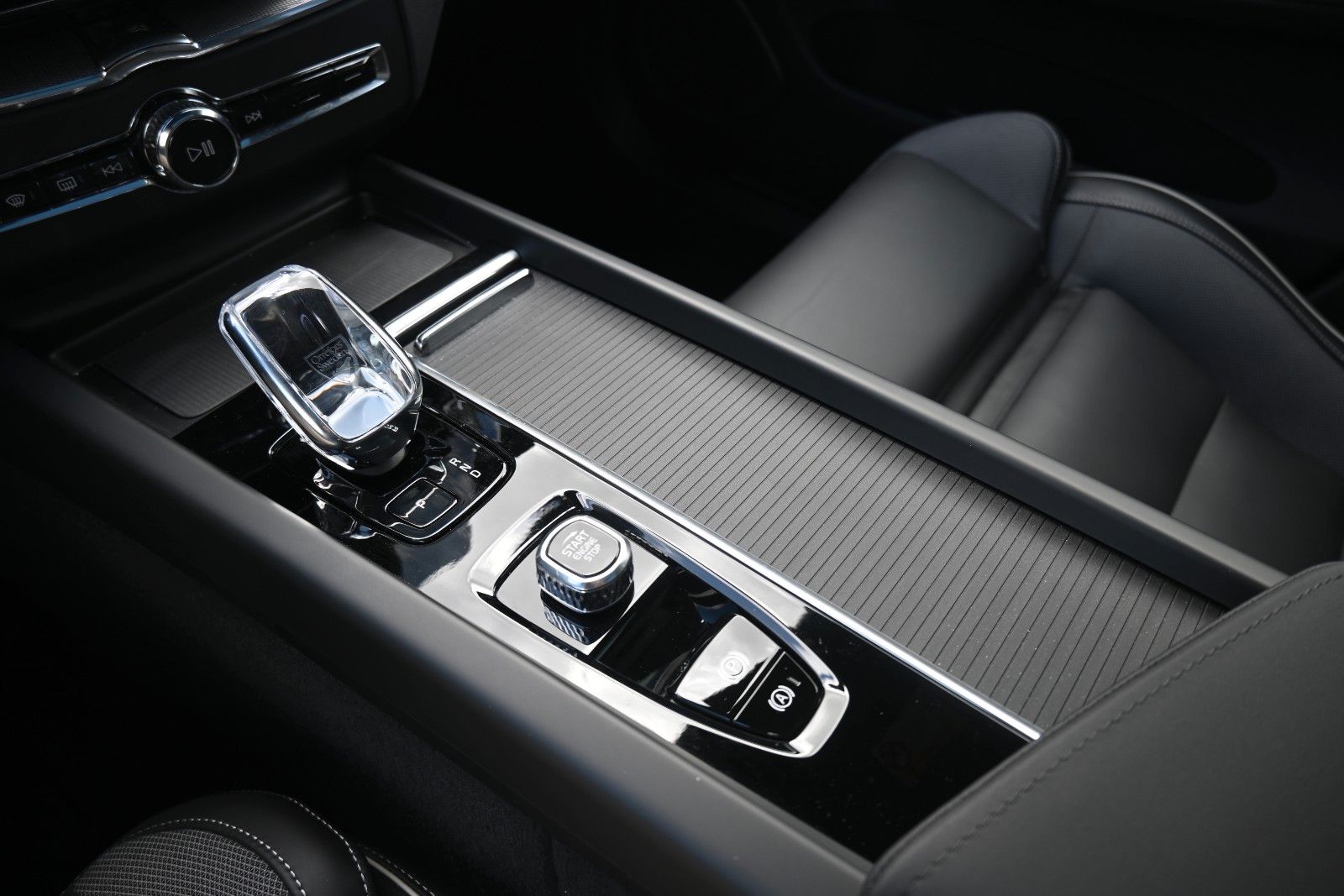 Fahrzeugabbildung Volvo XC60 T8 RC AWD Plus Black Edition*360*Facelift