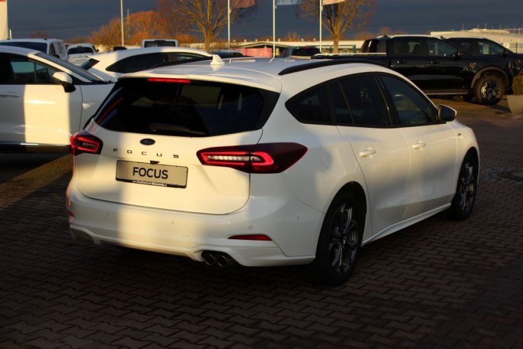 Fahrzeugabbildung Ford Focus Turnier ST-LINE