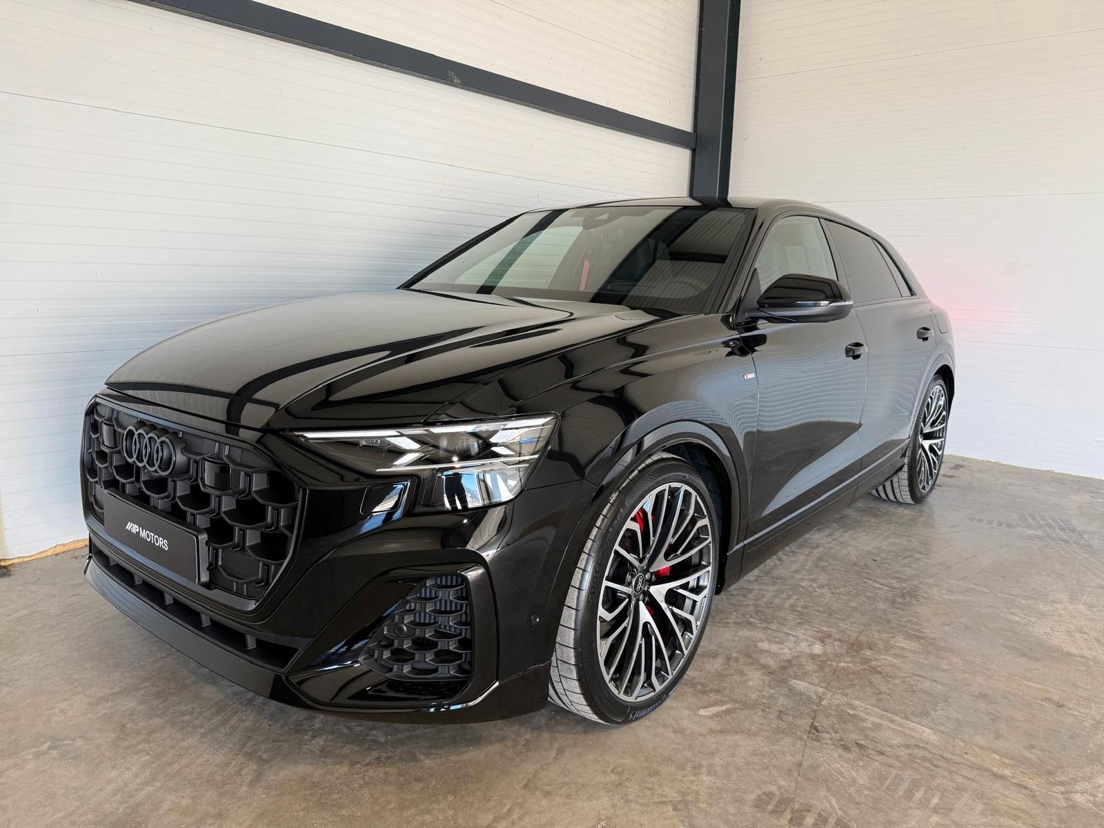 Audi Q8 60e CARBON /ROTE NÄHTE/HUD/23"/AHK/PANO