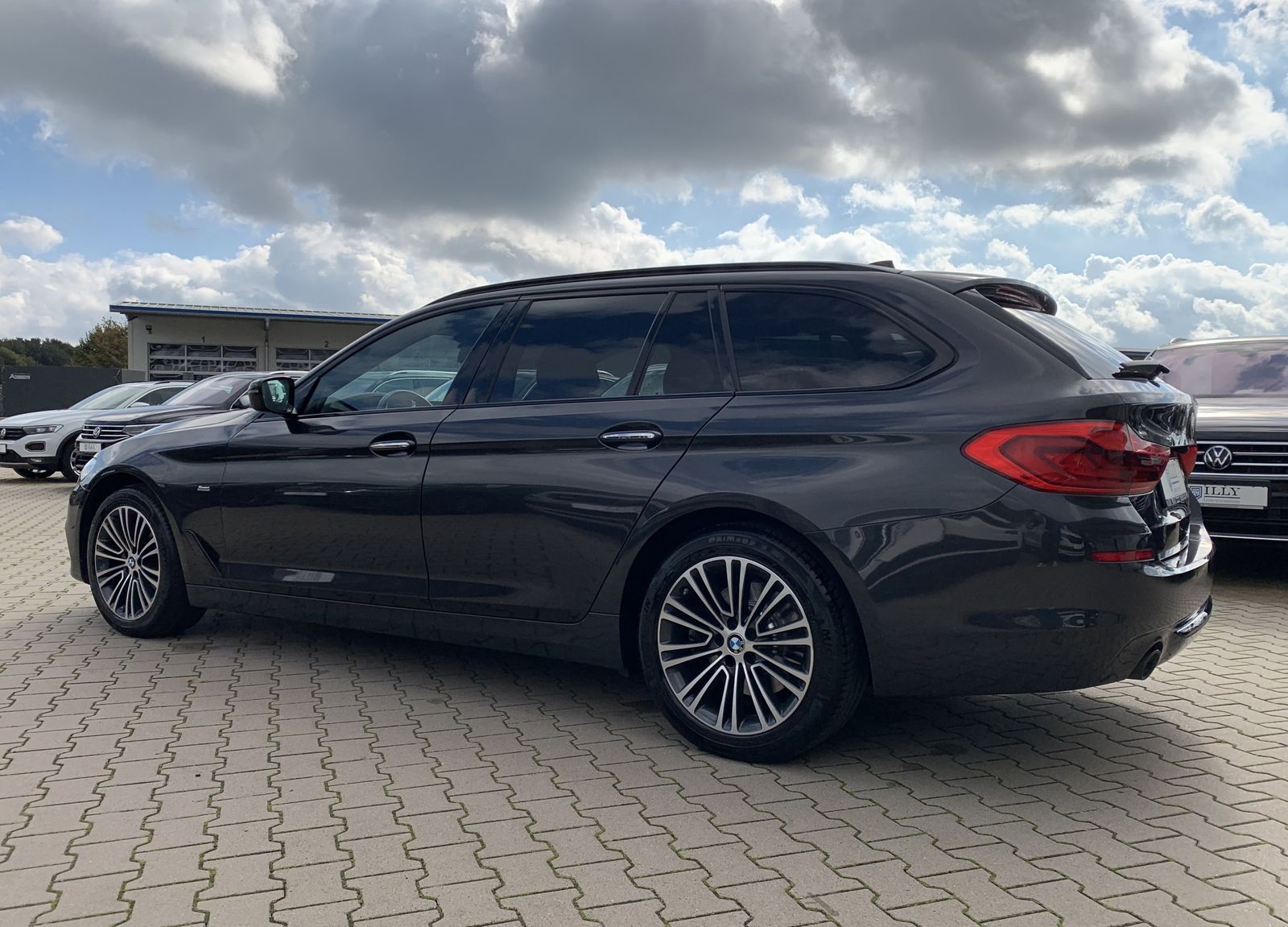 Fahrzeugabbildung BMW 520 d Sport Line*AHK*Digital*360°Cam*Shadowline*