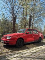 Volkswagen VW Vento 1.6 Benzin HU 02/27 - Volkswagen Vento mit Benzin-Antrieb: Limousine, 2.0