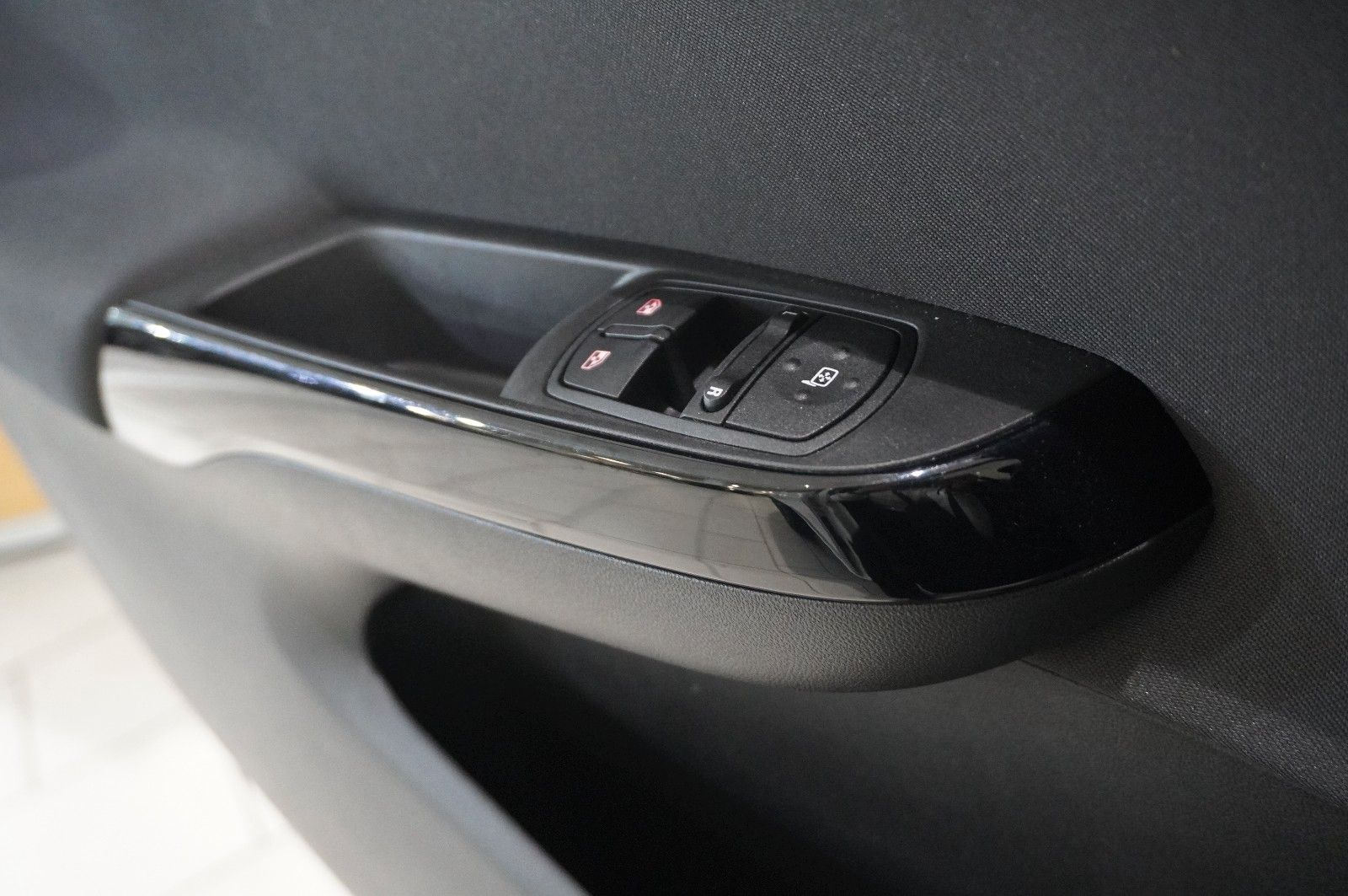 Fahrzeugabbildung Opel Corsa E 1.4 COLOR EDITION SPORT/SHZ/PDC/TEMP.