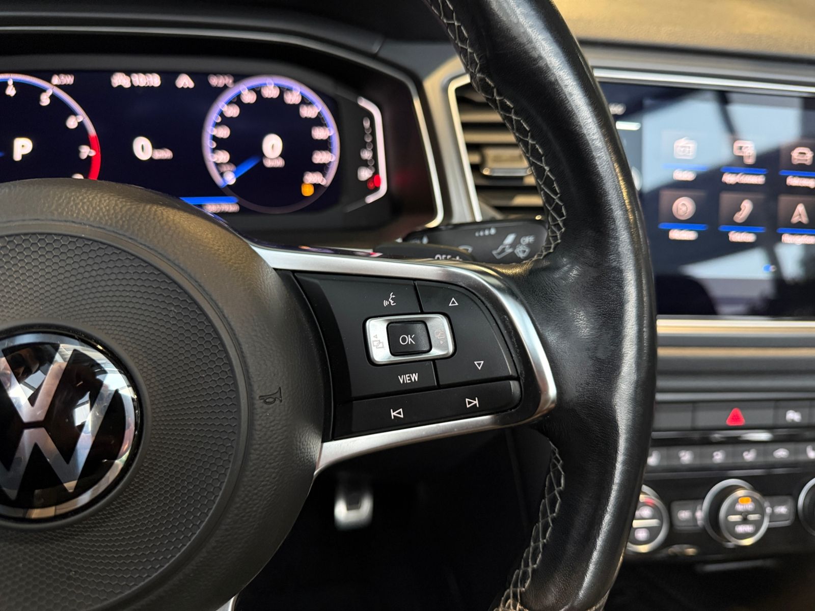 Fahrzeugabbildung Volkswagen T-Roc Cabrio R-Line Black AHK BEATS 8-FACH BEREI