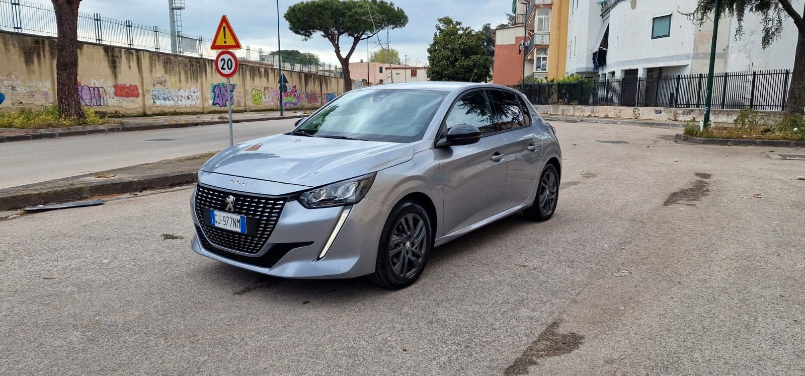 PEUGEOT 208