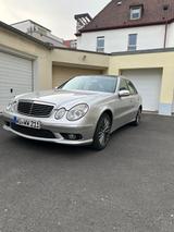 Mercedes-Benz E 320 AMG-Paket Lim. Nappal. Sitzklima. Pano. - Mercedes-Benz E 320 mit Benzin-Antrieb: Scheckheftgepflegt, Limousine