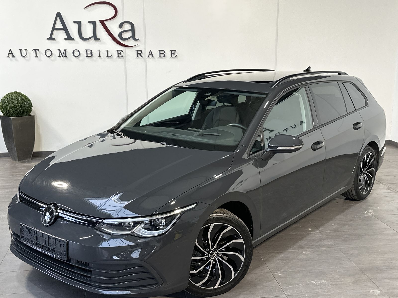 Fahrzeugabbildung Volkswagen Golf Variant 2.0 TDI DSG Life NAV+LED+PANO+AHK