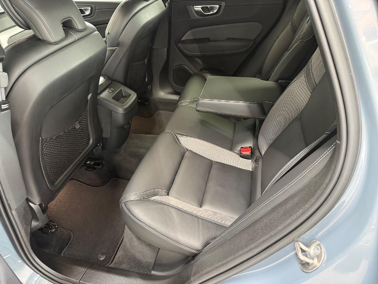 Fahrzeugabbildung Volvo XC60 Plus Dark 2WD