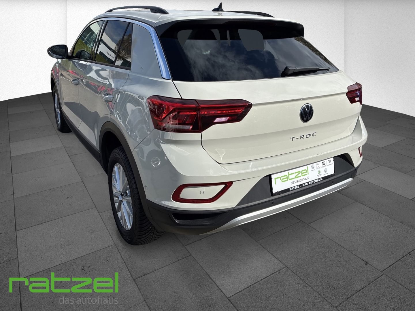 Fahrzeugabbildung Volkswagen T-Roc 1.5 TSI Life Digitales Cockpit LED DAB SHZ