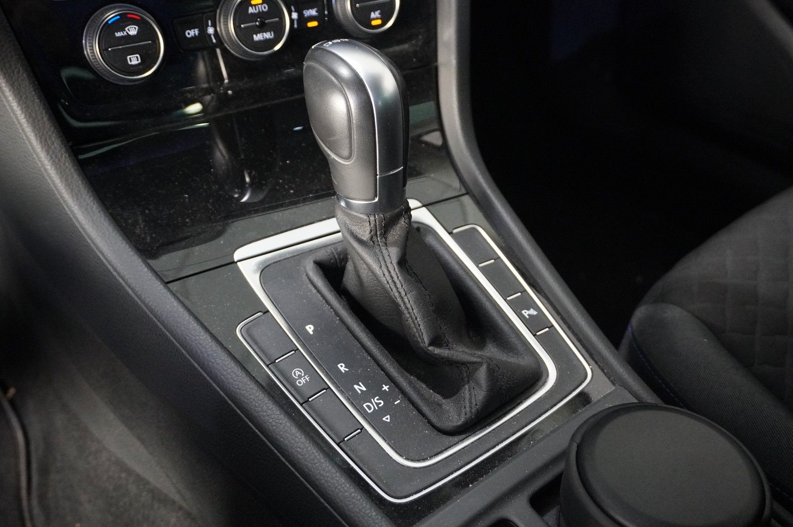 Fahrzeugabbildung Volkswagen Golf VII Lim. 2.0D JOIN NAVI/LED/KAMERA/DYNA./SH