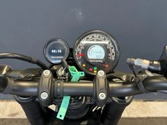 ROYAL ENFIELD Guerrilla 450 SMOKE SILVER +++ Letztes Bike +++