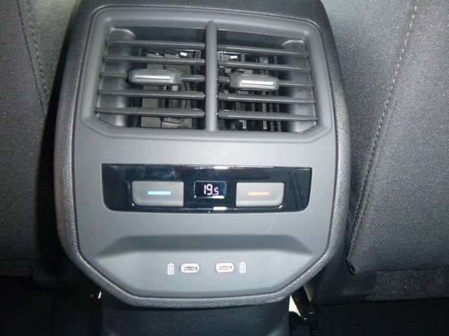 Fahrzeugabbildung Seat Leon Sportstourer 2,0 TDI >AUT/NAV/LED/SHZ/PDC<