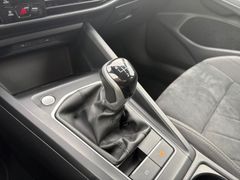 Fahrzeugabbildung Volkswagen Golf VIII Variant Life Navi Sitzh LED ACC AHK