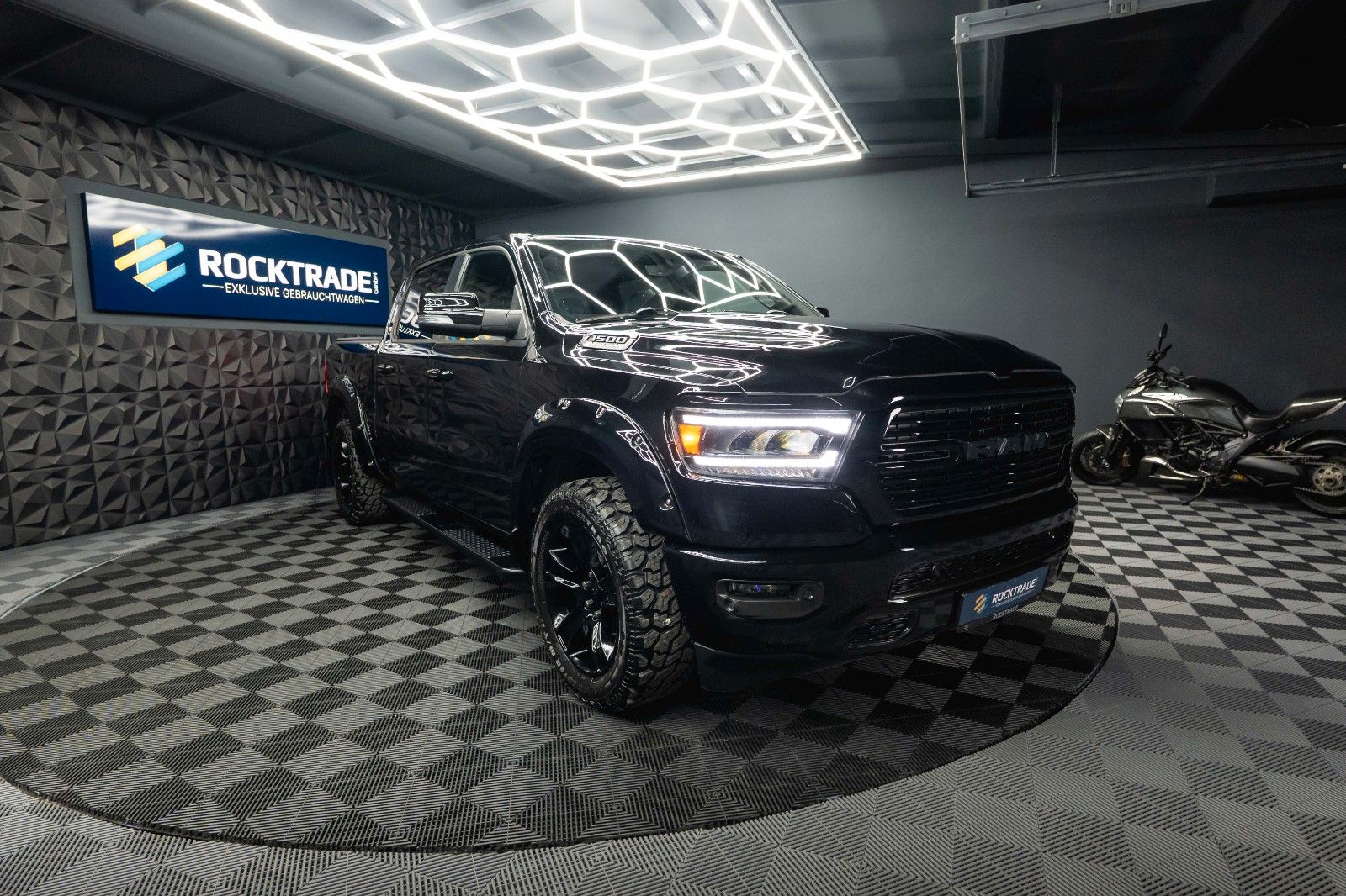 Fahrzeugabbildung Dodge RAM 5.7 V8 HEMI 4x4 OFFROAD BLACK EDITION *19%