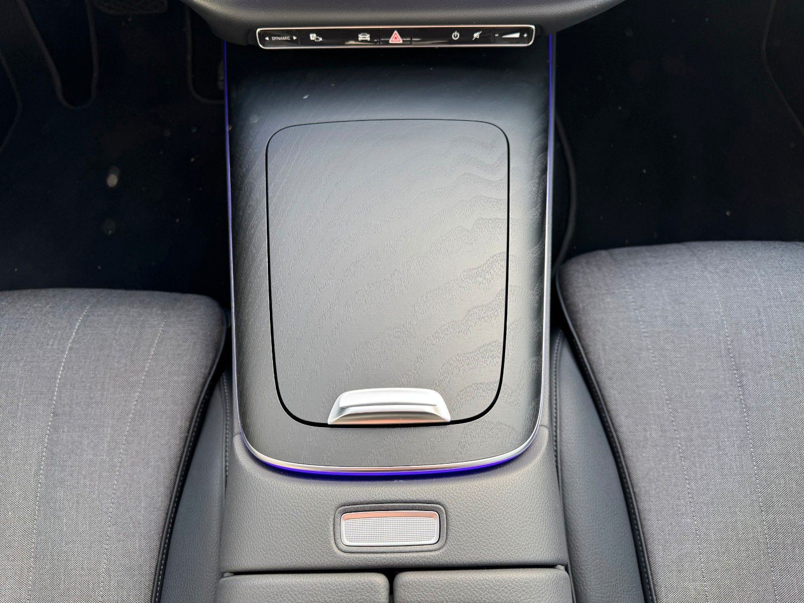 Fahrzeugabbildung Mercedes-Benz E 220d T Avantgarde+Pano+DistrPro+AHK+RFK+MBUX