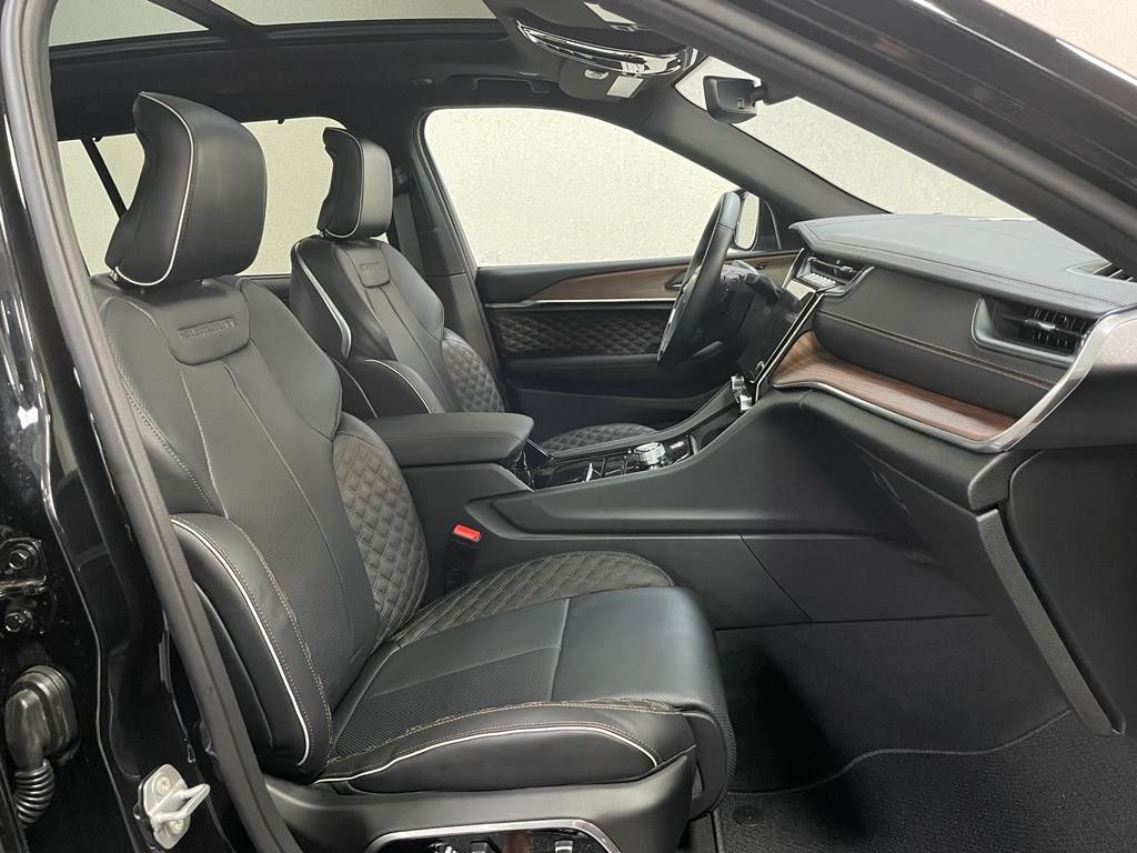 Fahrzeugabbildung Jeep JEEP GRAND CHEROKEE -L- SUMMIT  5.7L-V8