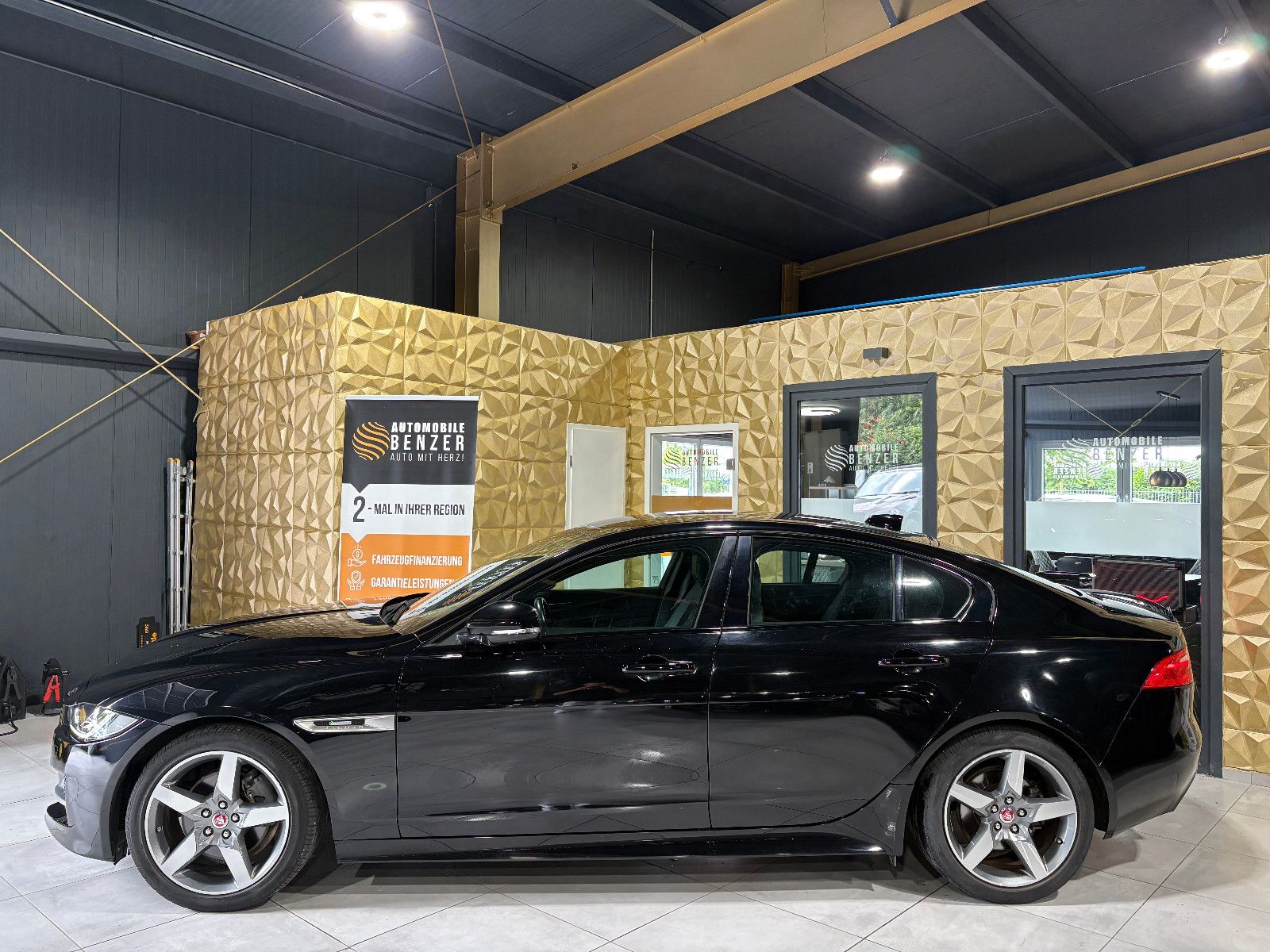 Fahrzeugabbildung Jaguar XE /TEMPOMAT/NAVI/SHZ/KLIMA/BI-XENON/SPURHALTE